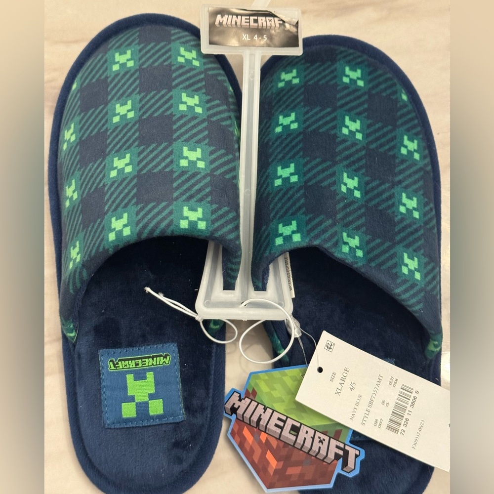 Minecraft Boys Green and Navy Slippers Size 4/5 NWT